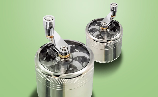 Помол шишек в гриндере с ручкой